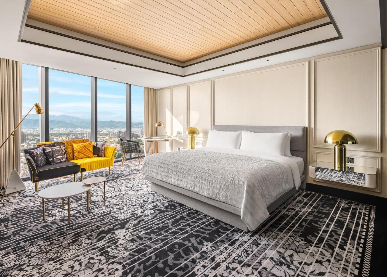 Le Meridien Тайджун Екстериор снимка A bedroom at the hotel