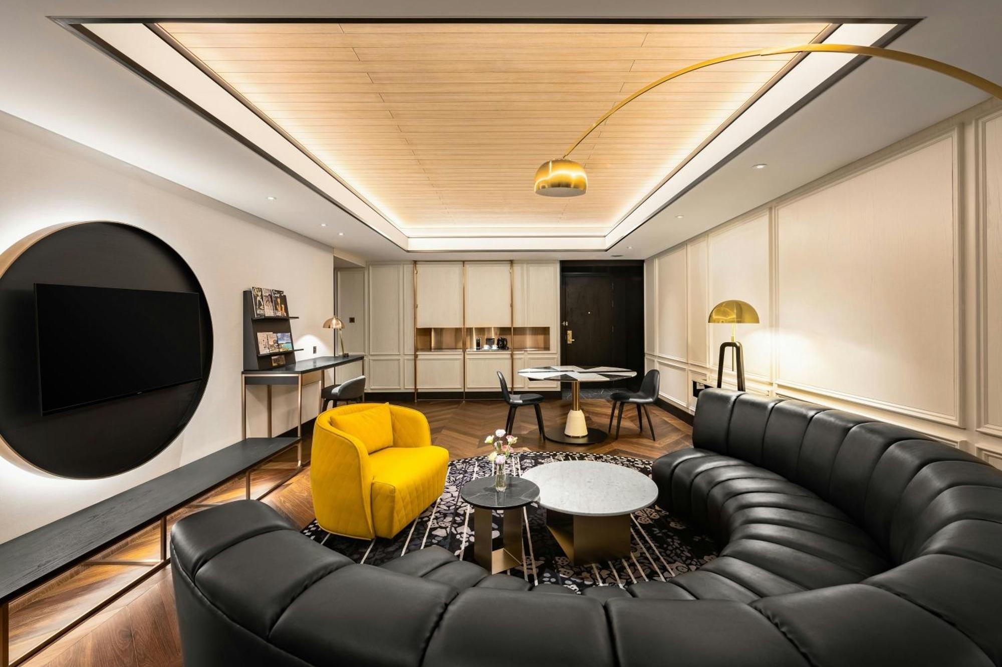 Le Meridien Тайджун Екстериор снимка The interior of the 2018-built lounge