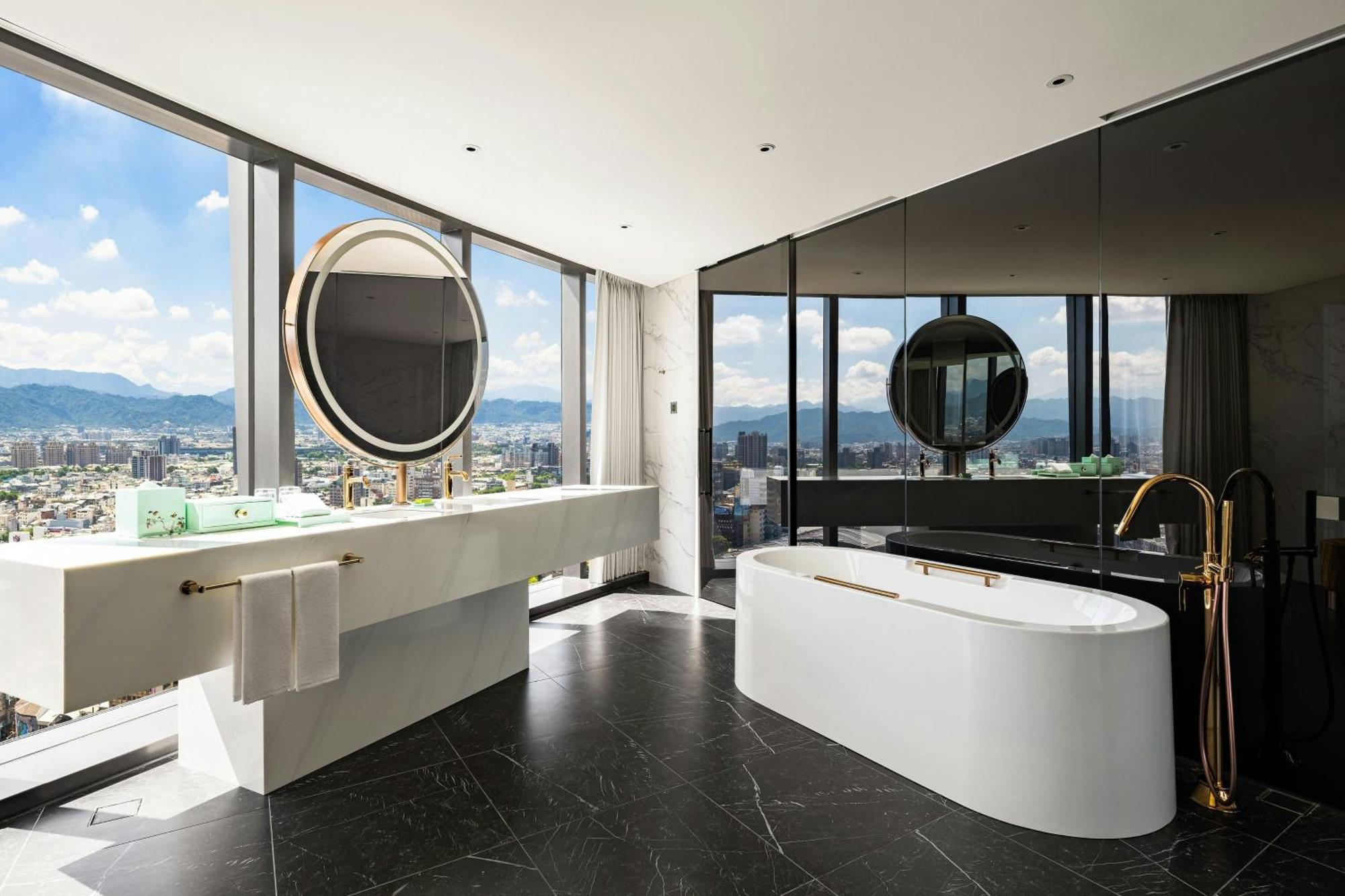 Le Meridien Тайджун Екстериор снимка Bathroom