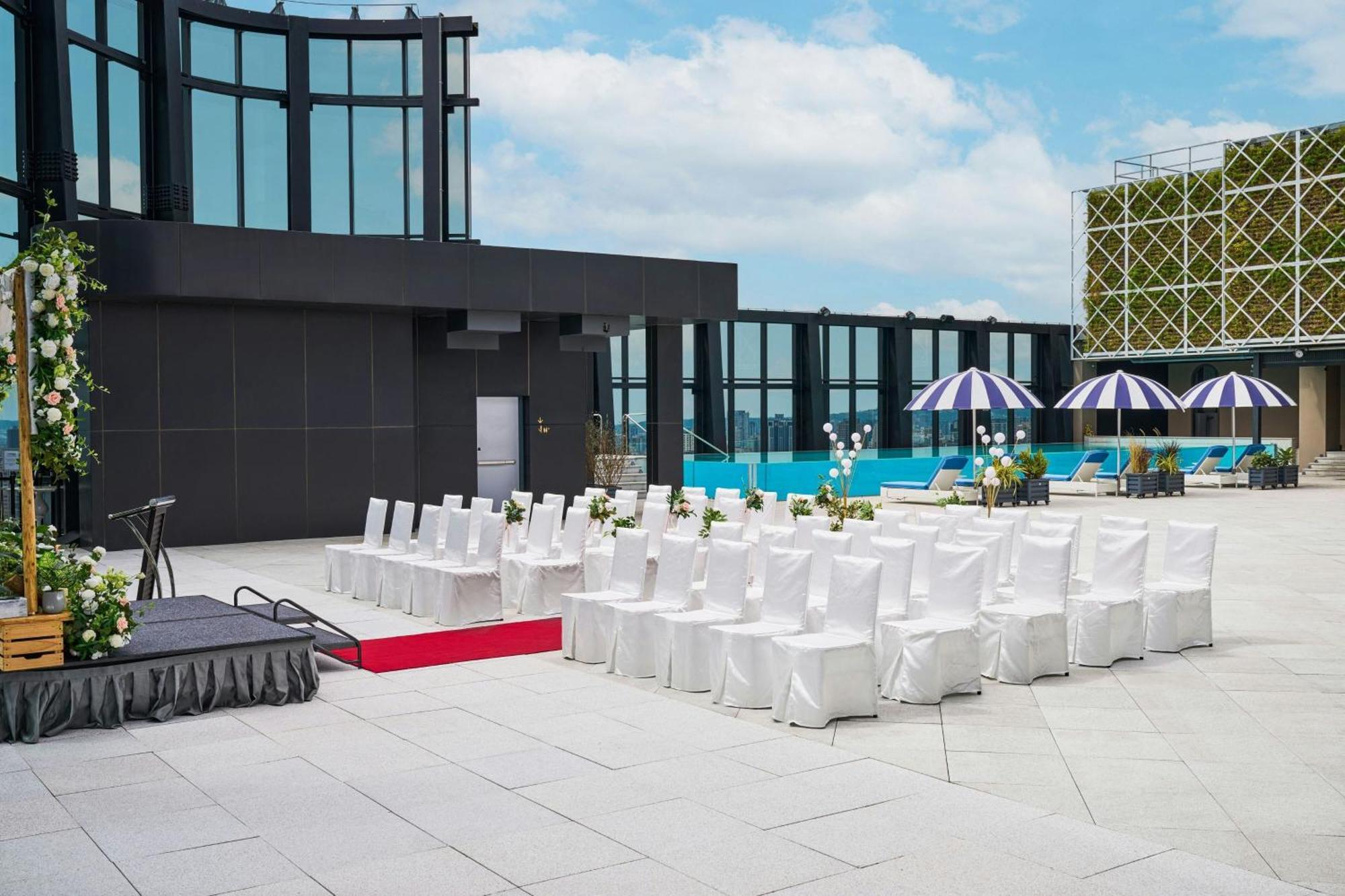Le Meridien Тайджун Екстериор снимка The rooftop pool at the hotel