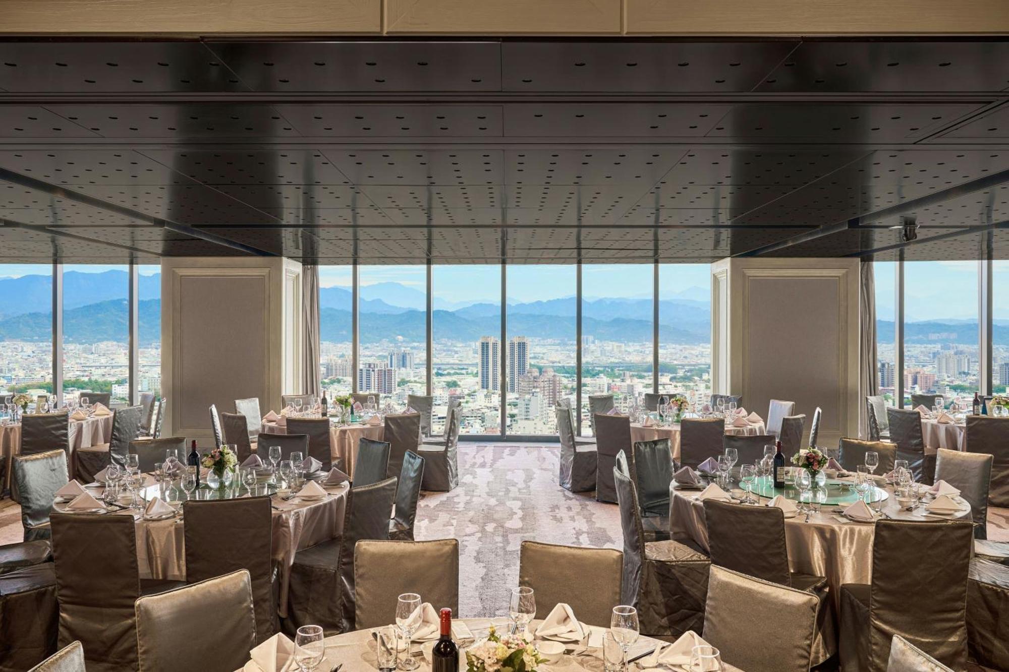 Le Meridien Тайджун Екстериор снимка The restaurant