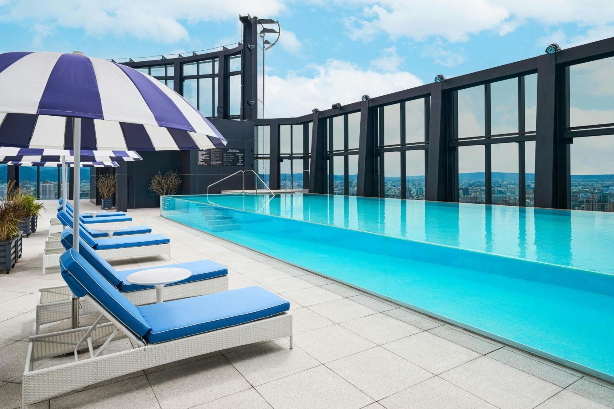 Le Meridien Тайджун Екстериор снимка The rooftop pool at The Westin