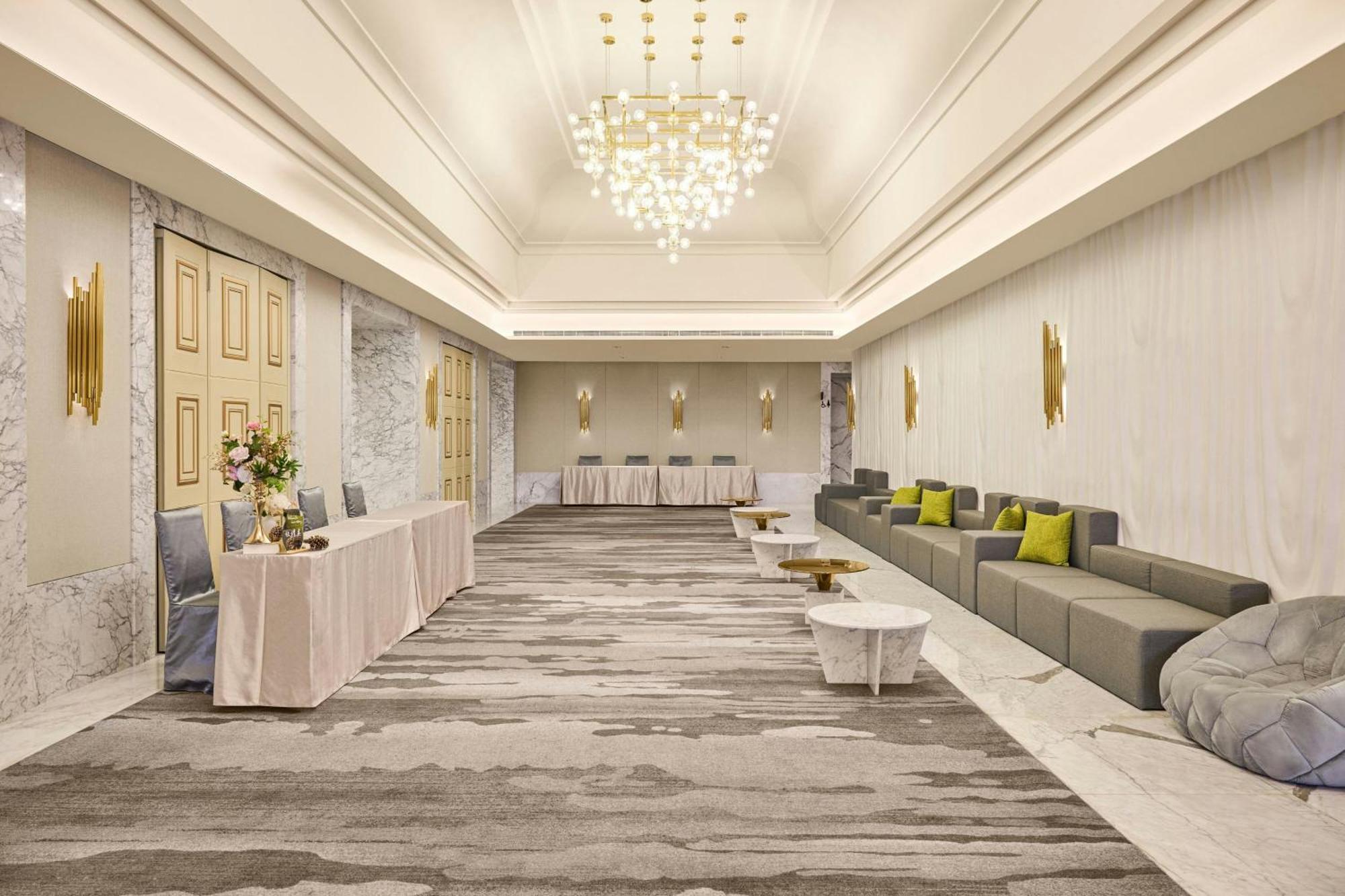 Le Meridien Тайджун Екстериор снимка The Grand Ballroom Foyer