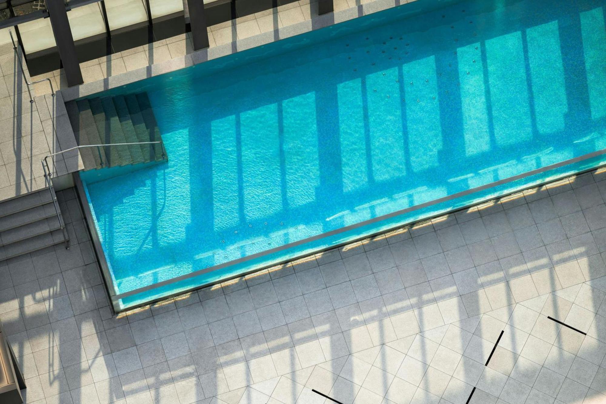 Le Meridien Тайджун Екстериор снимка The pool at the top of the hotel