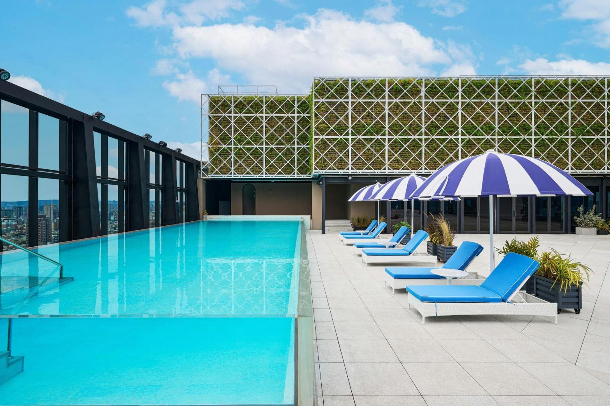 Le Meridien Тайджун Екстериор снимка Rooftop pool at The Standard East Village