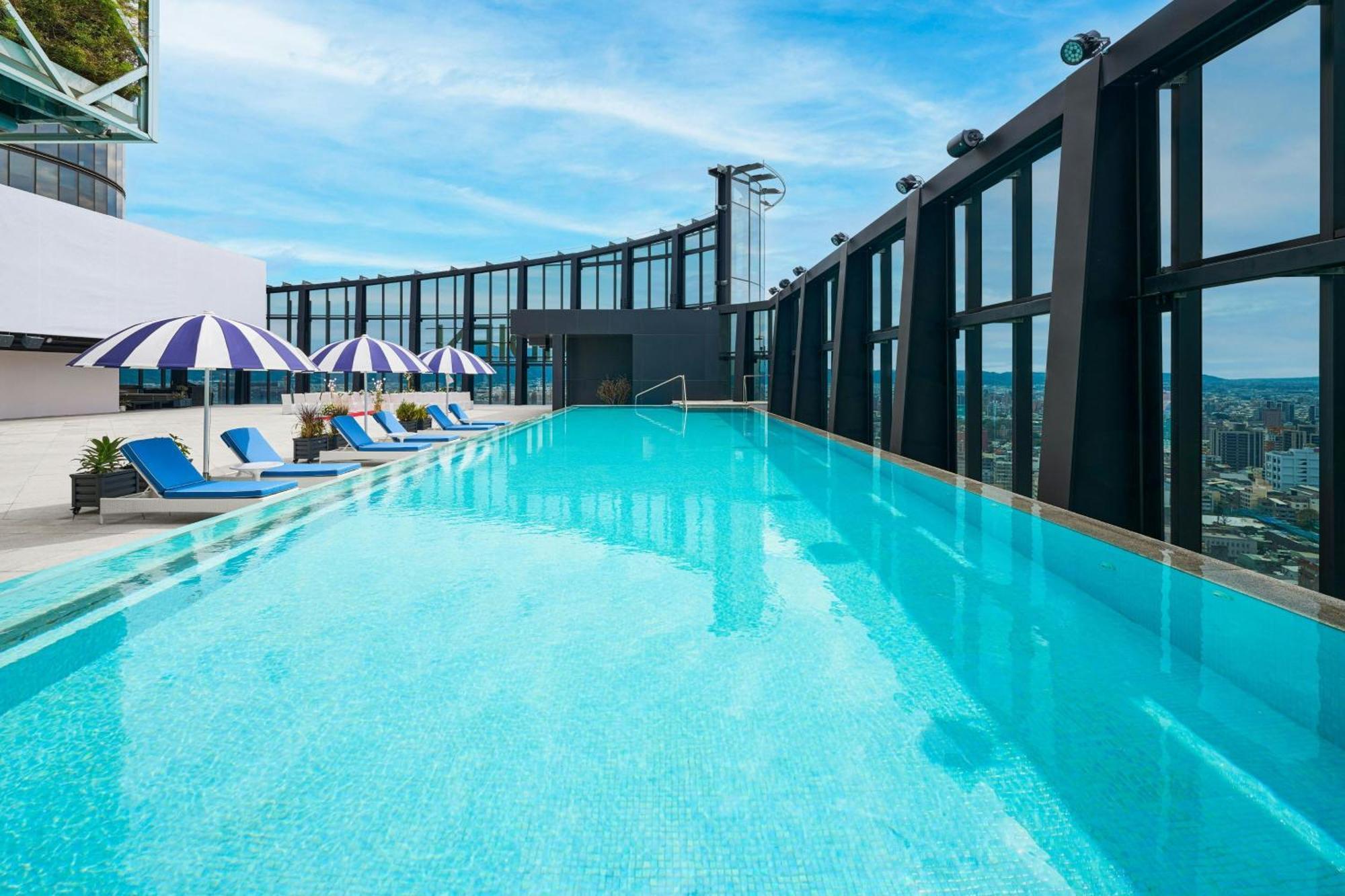Le Meridien Тайджун Екстериор снимка The rooftop pool at the hotel