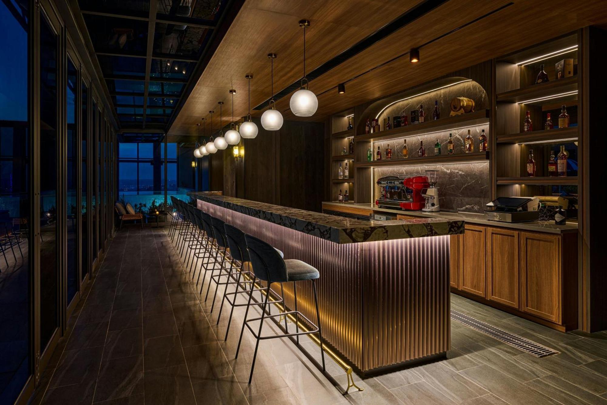 Le Meridien Тайджун Екстериор снимка The bar at the 360° Sky Lounge