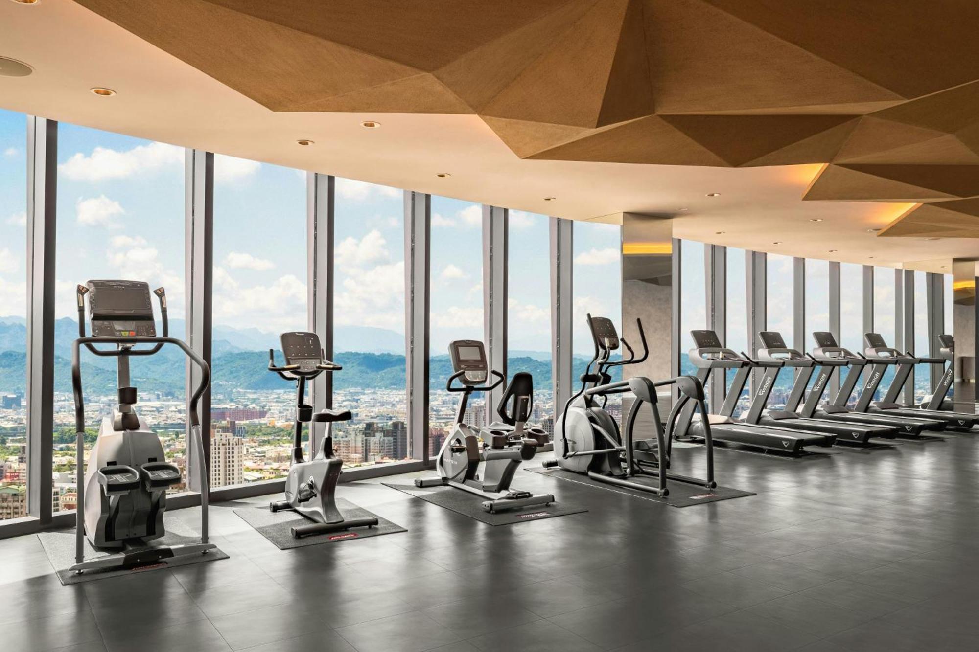 Le Meridien Тайджун Екстериор снимка The gym at the 39th floor